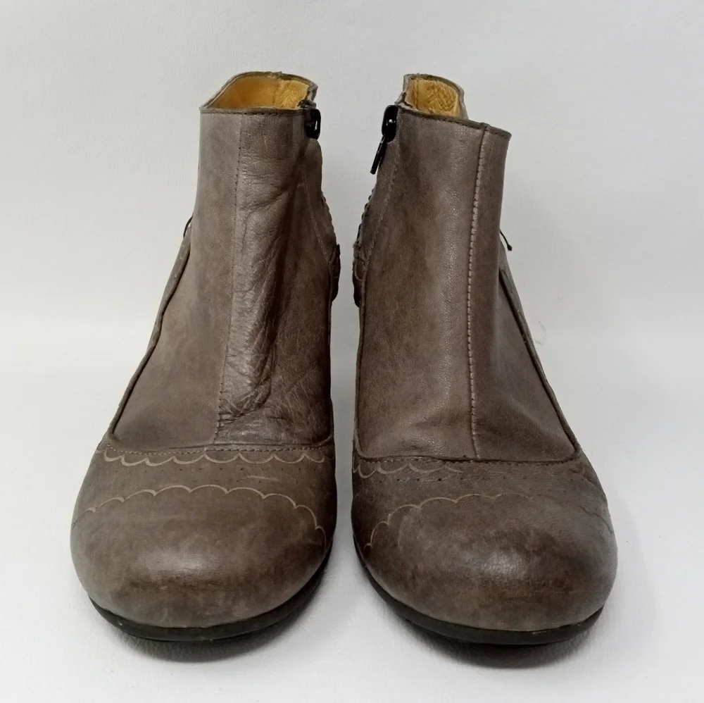 GOLD BUTTON Gray Leather Wingtip detail Heeled Boots, Women's Size EU 37